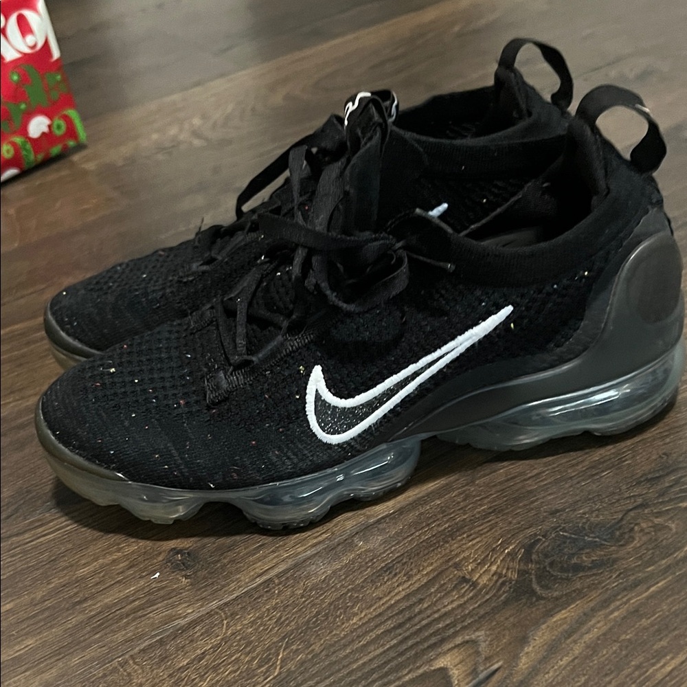 Nike Women's Black and Gray Athletic Shoes